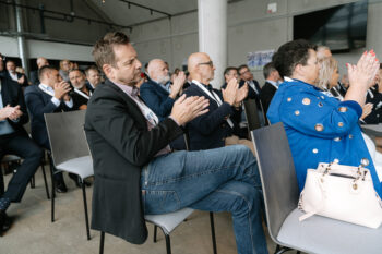 Menschen im Publikum klatschen